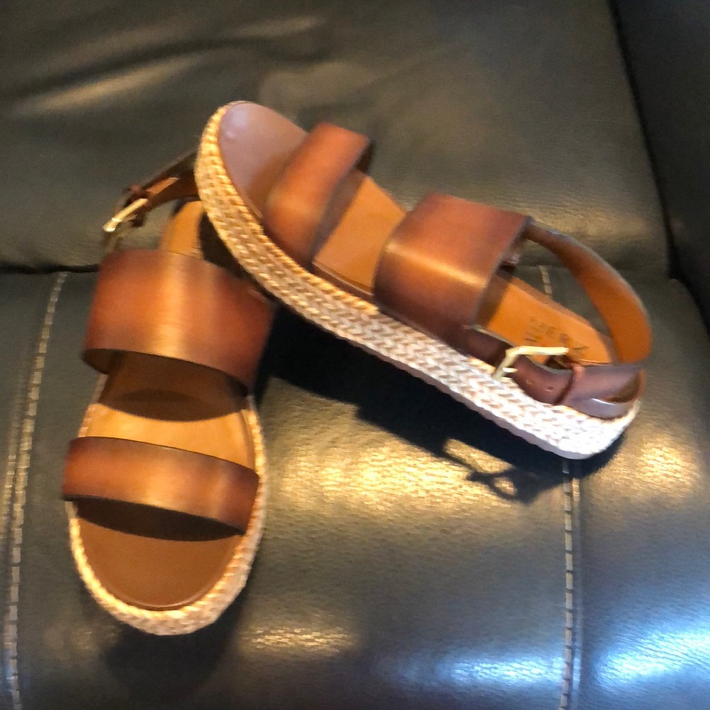 NWOT Platform Sandals